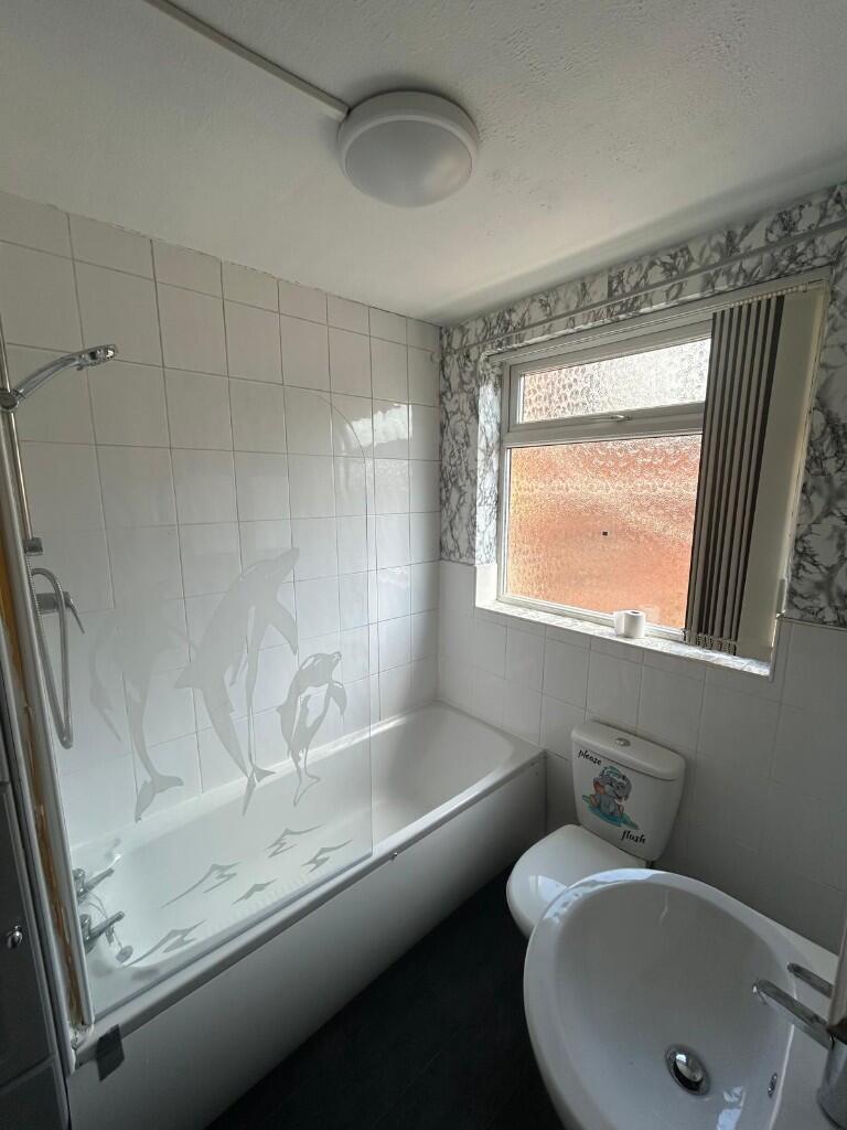 Bathroom (l)