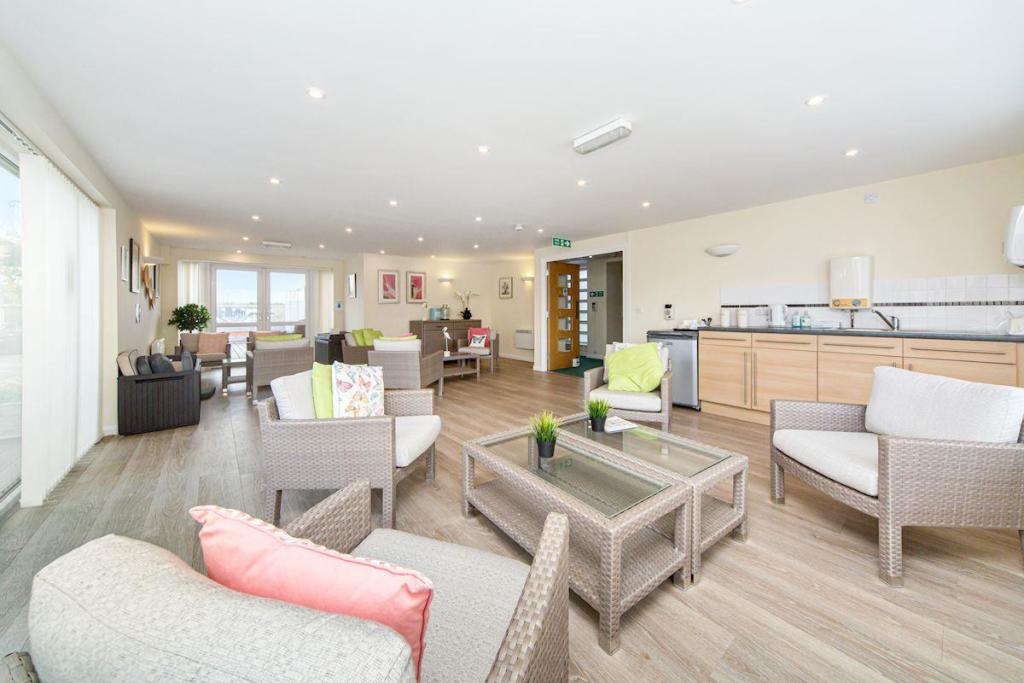 916dccca-167e-40d4-be6b-844028b6d5f5SN - 12 MARBUR