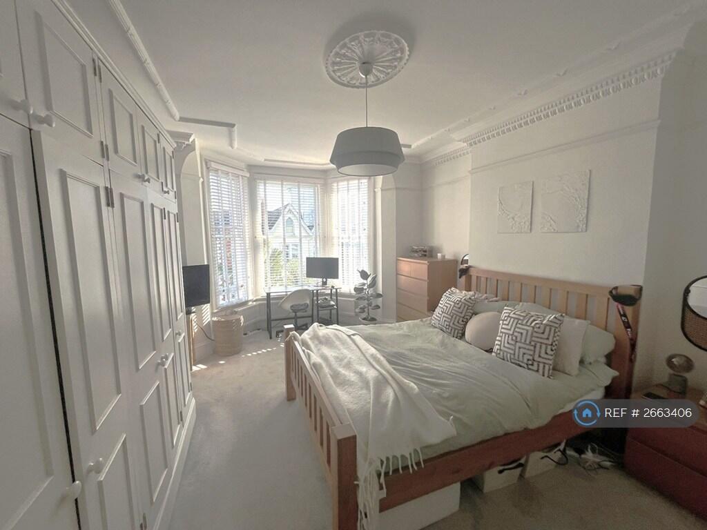 Large Double Bedroom With Bay
