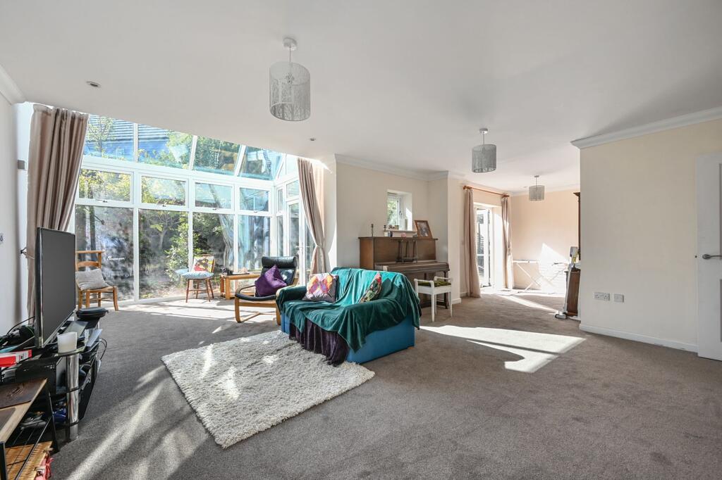 Lounge/Dining Area