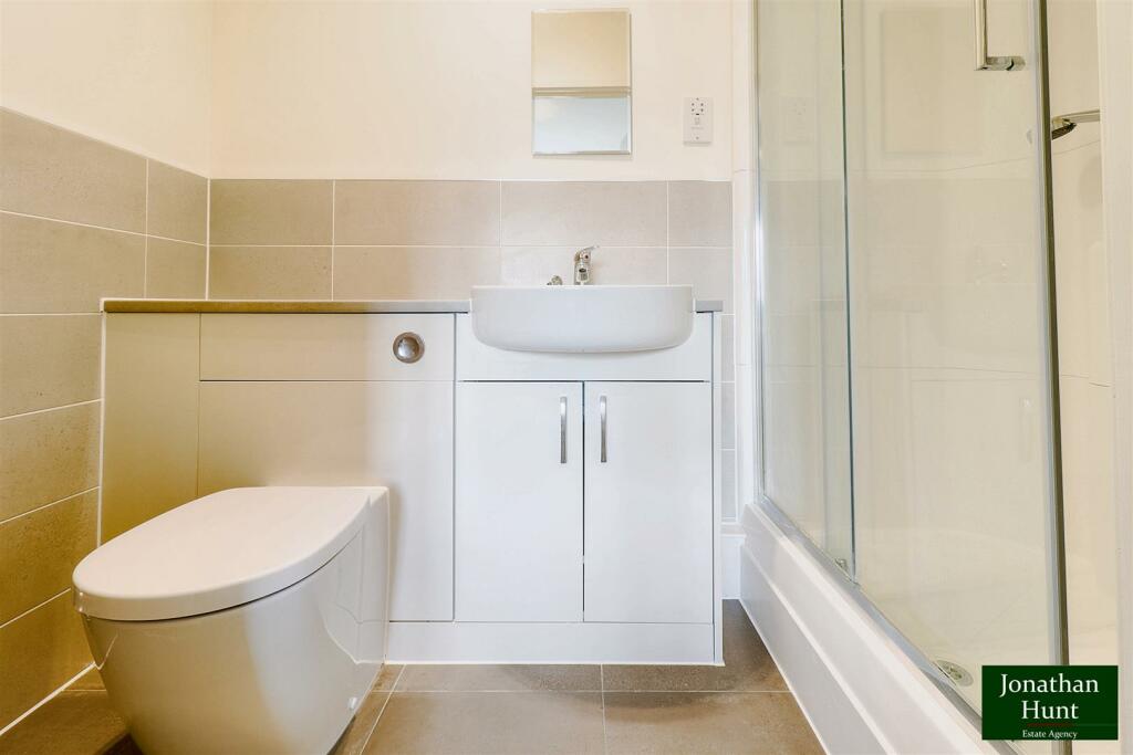 EN-SUITE SHOWER ROOM