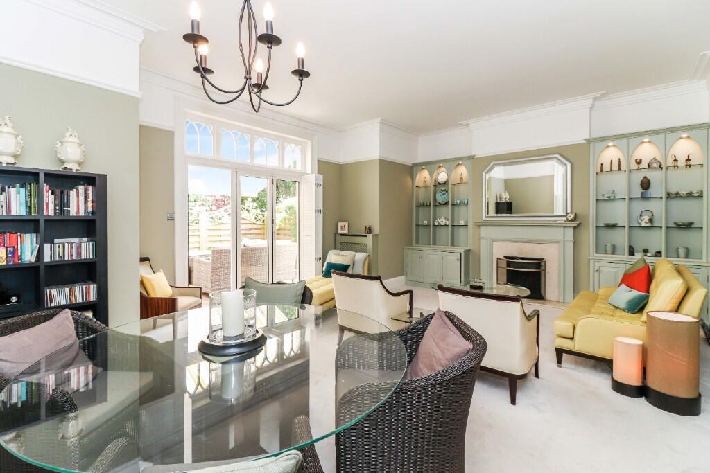Sitting/dining room