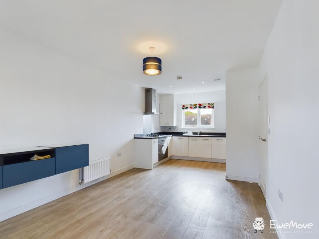 CAM02899G0-PR0040-STILL005