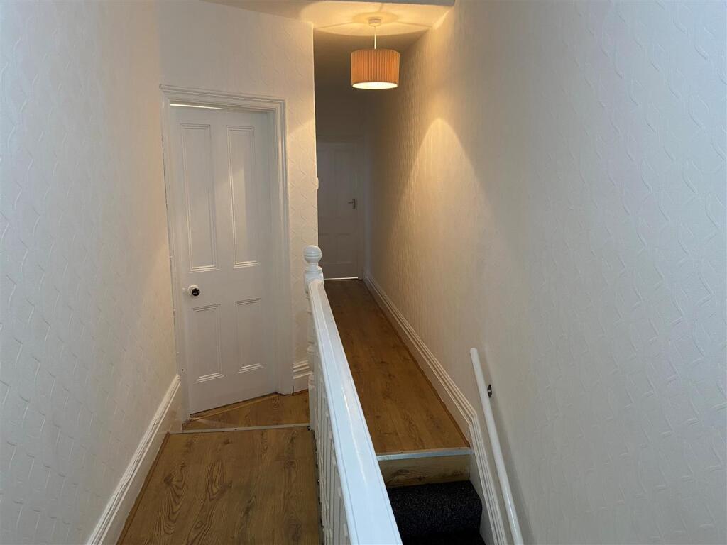 147 Gladstone Road - landing 2.jpg