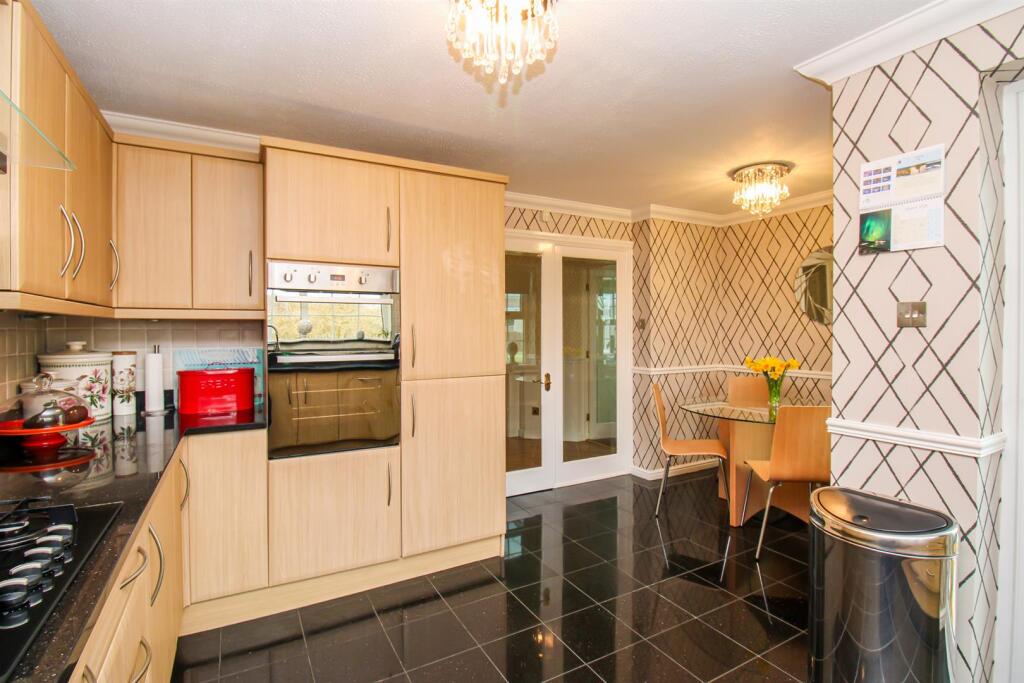 KITCHEN/BREAKFAST ROOM