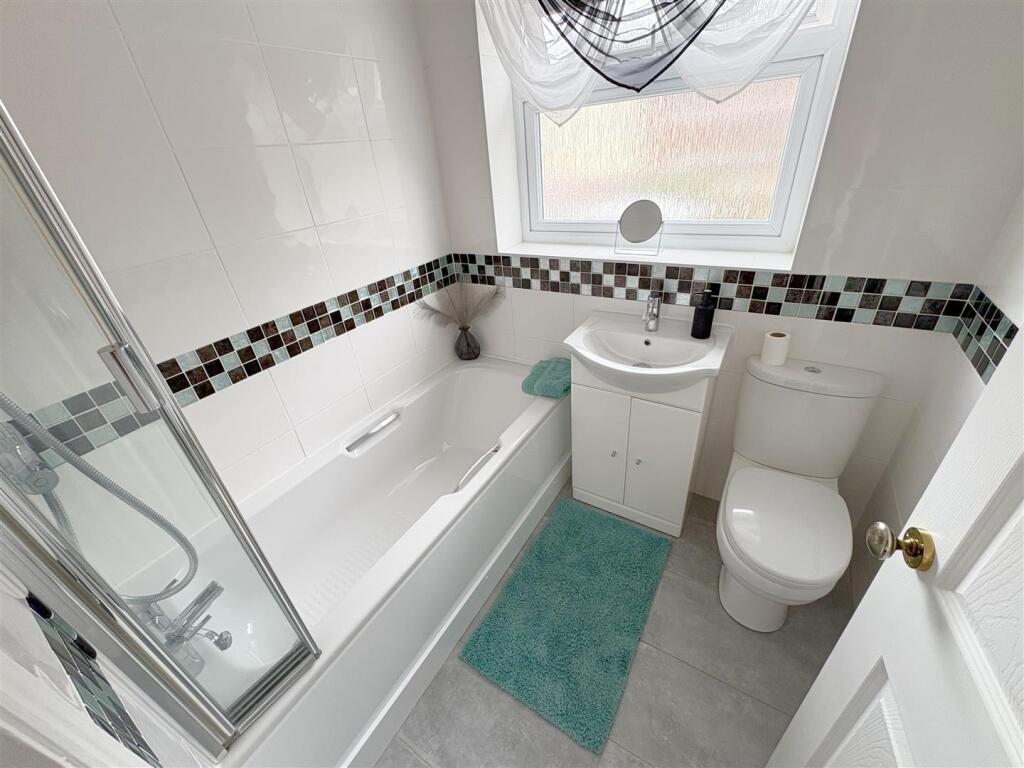 Bathroom (1).jpg