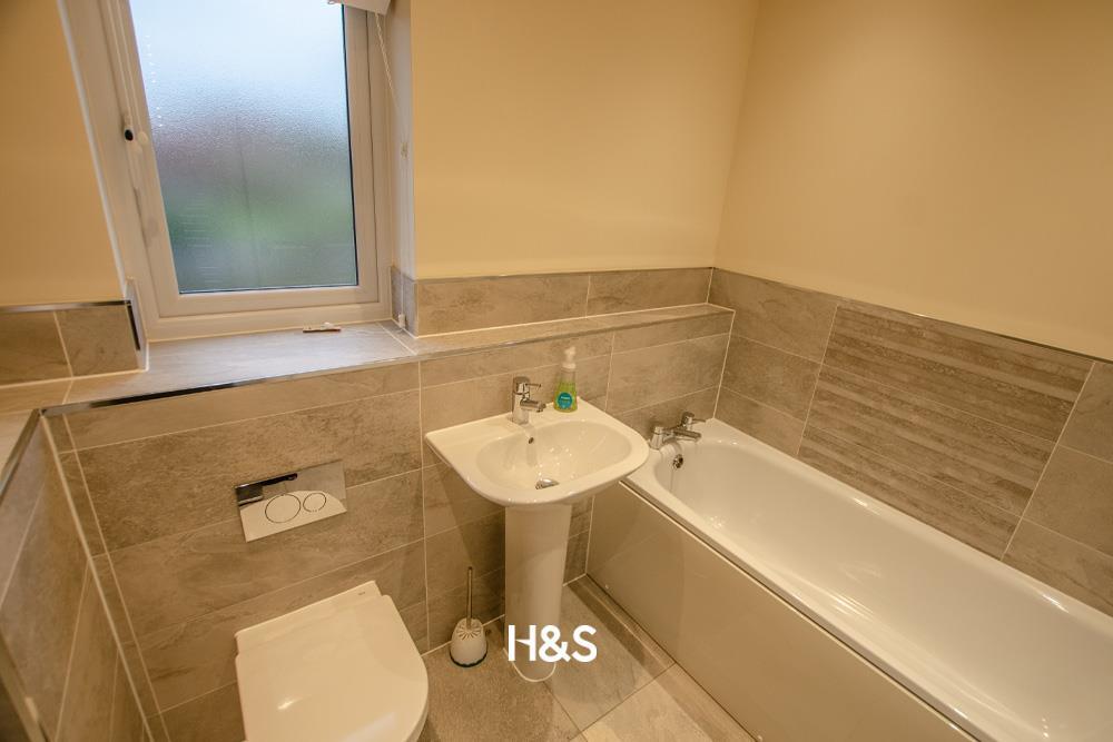 7 Dewberry Road - family bathroom.jpg