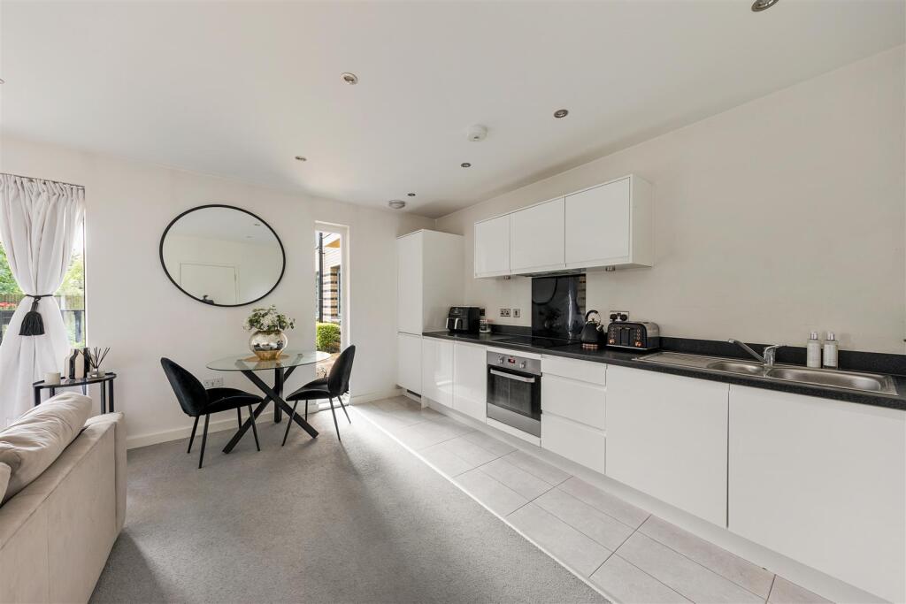 Merriam Close, E4