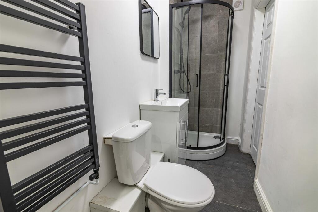 9 Morley - GF communal bathroom.jpg