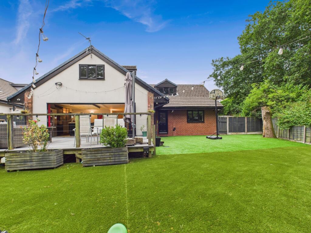 CAM03729G0-PR0082-STILL018