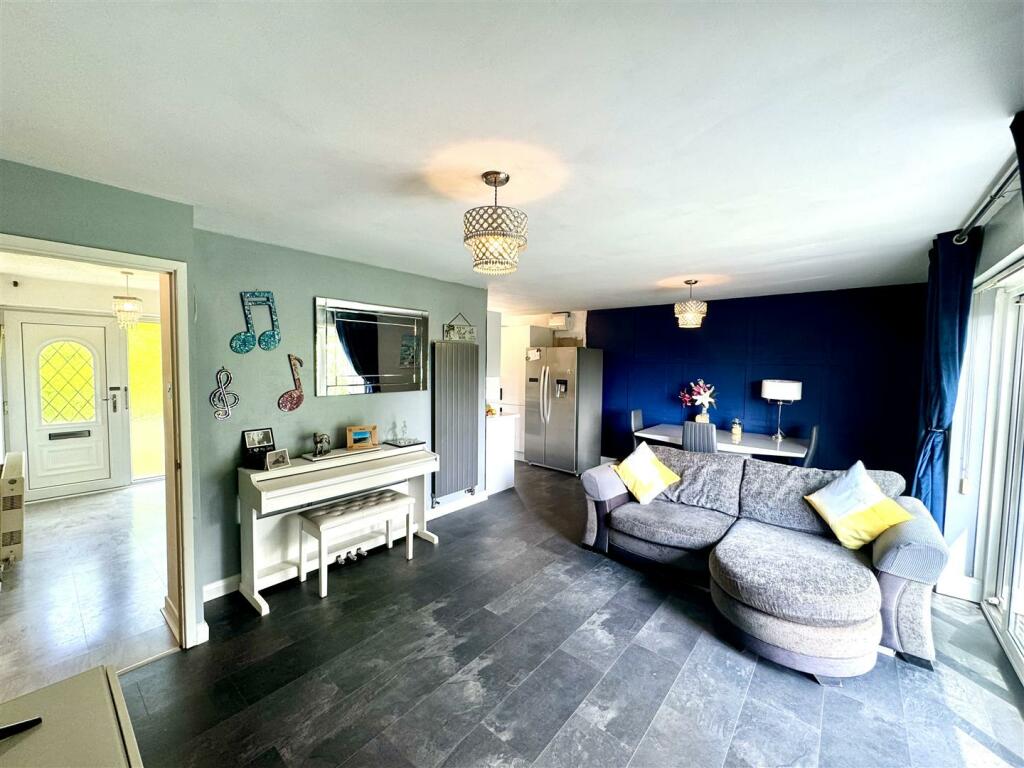 LIVING/DINING ROOM