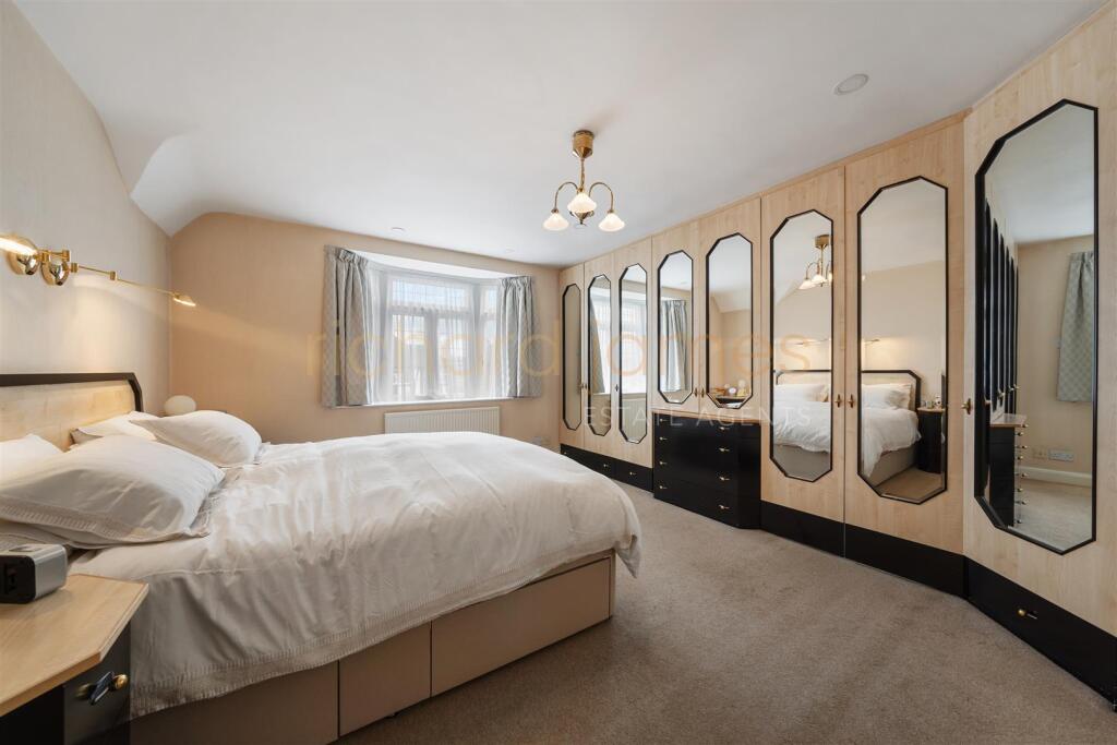 2 Oakleigh Gardens HA8 8EA-4.jpg