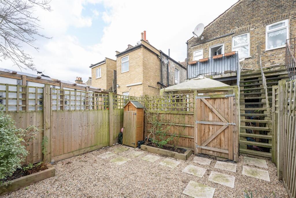 Millais Road E11