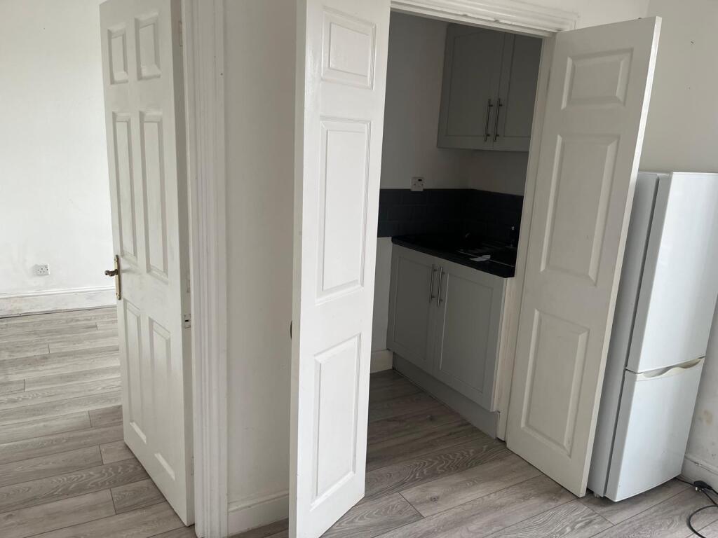 Lounge / Kitchenette: