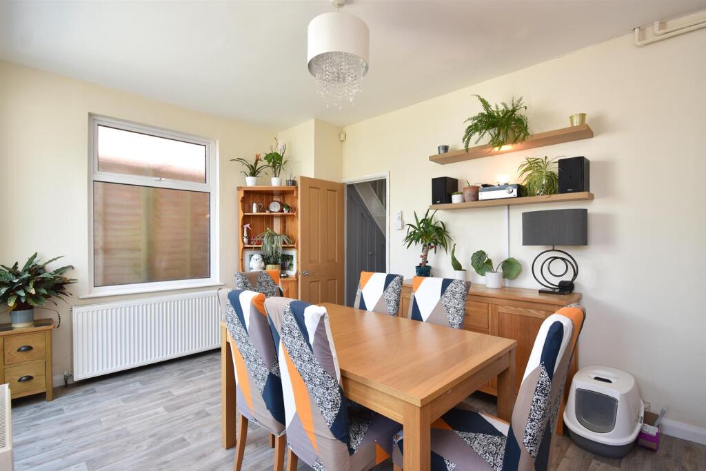 Kitchen &amp; dining room