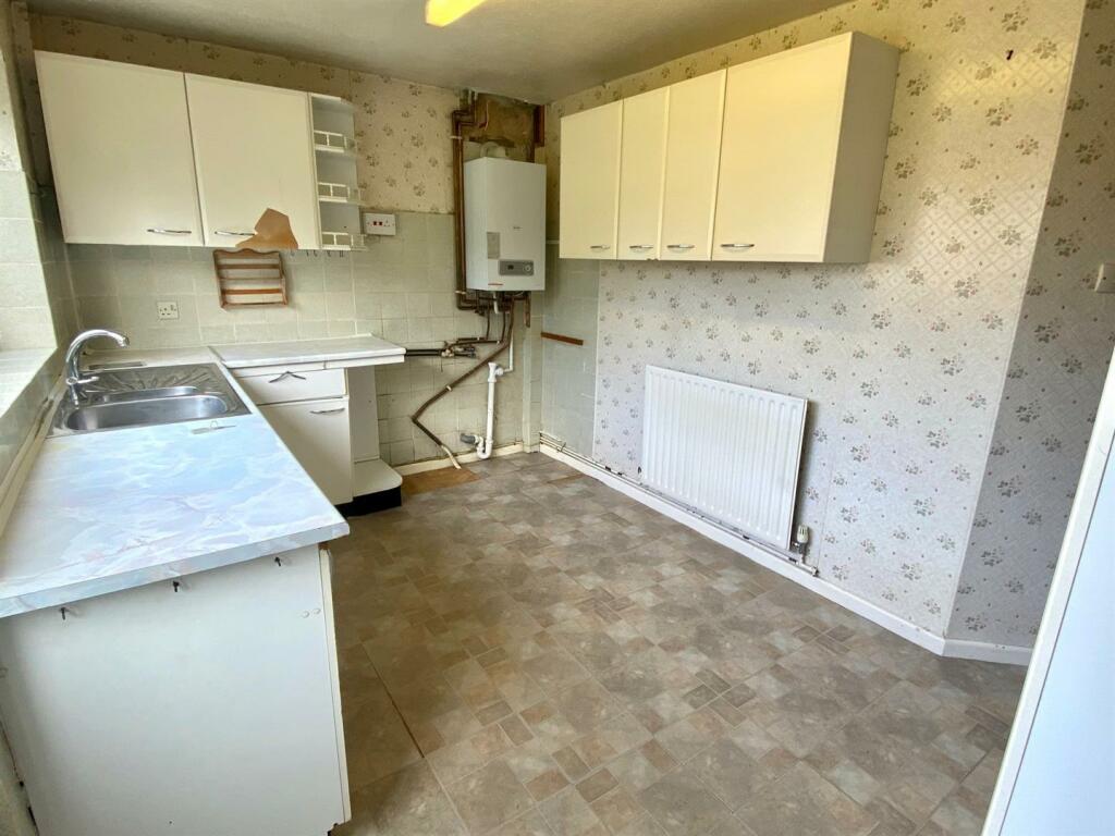 parkfield avenue 17 kitchen 3.jpg