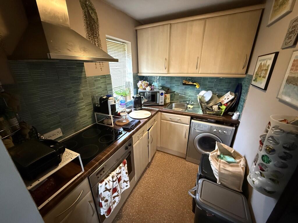 FITTED KITCHEN