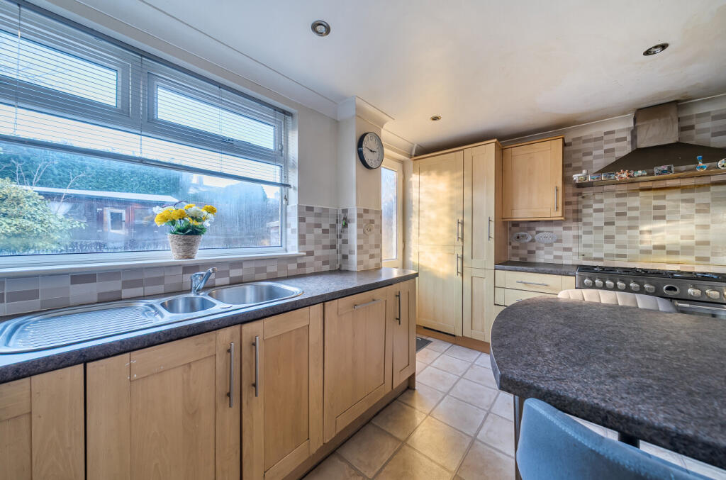 1395362-11-695bdd...