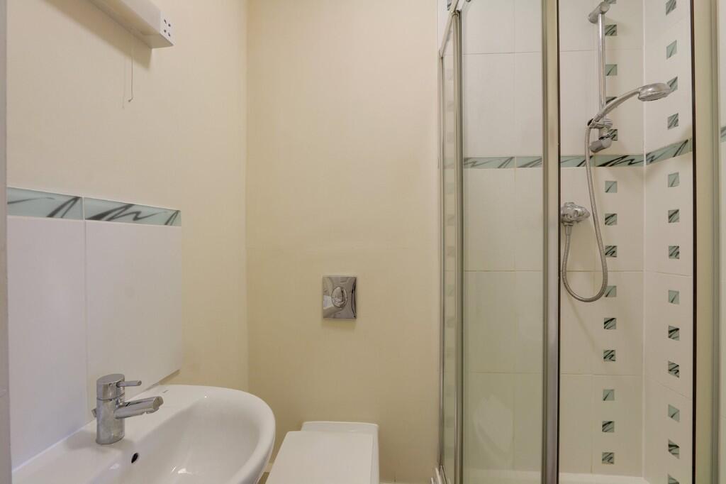 Master bedroom en...