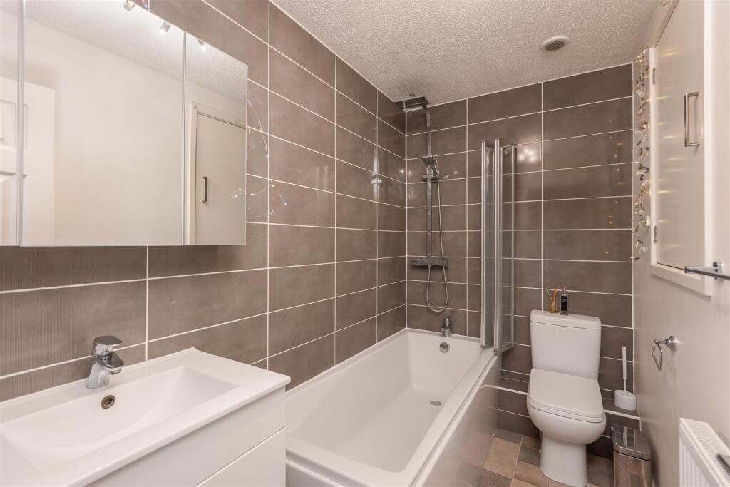 Paddock Close 9 Bathroom-1.jpg