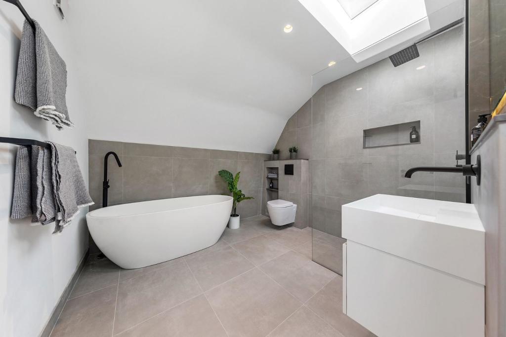 Bathroom (1).jpg