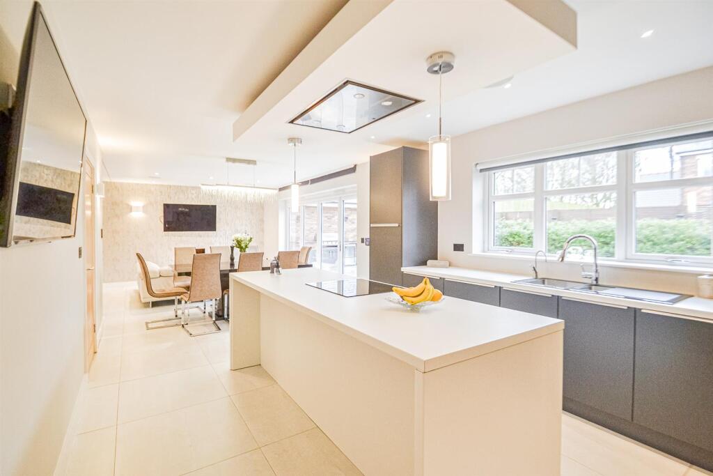 Breakfast Kitchen &amp; Dining Area