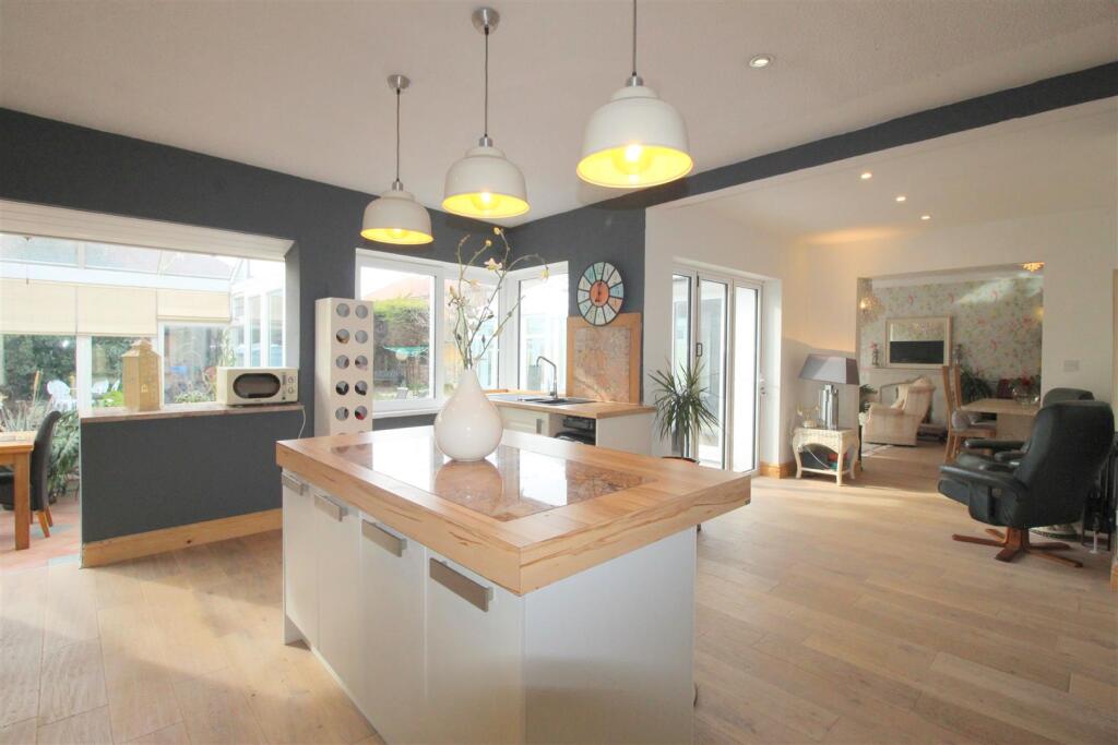 Breakfast Kitchen/Living Area