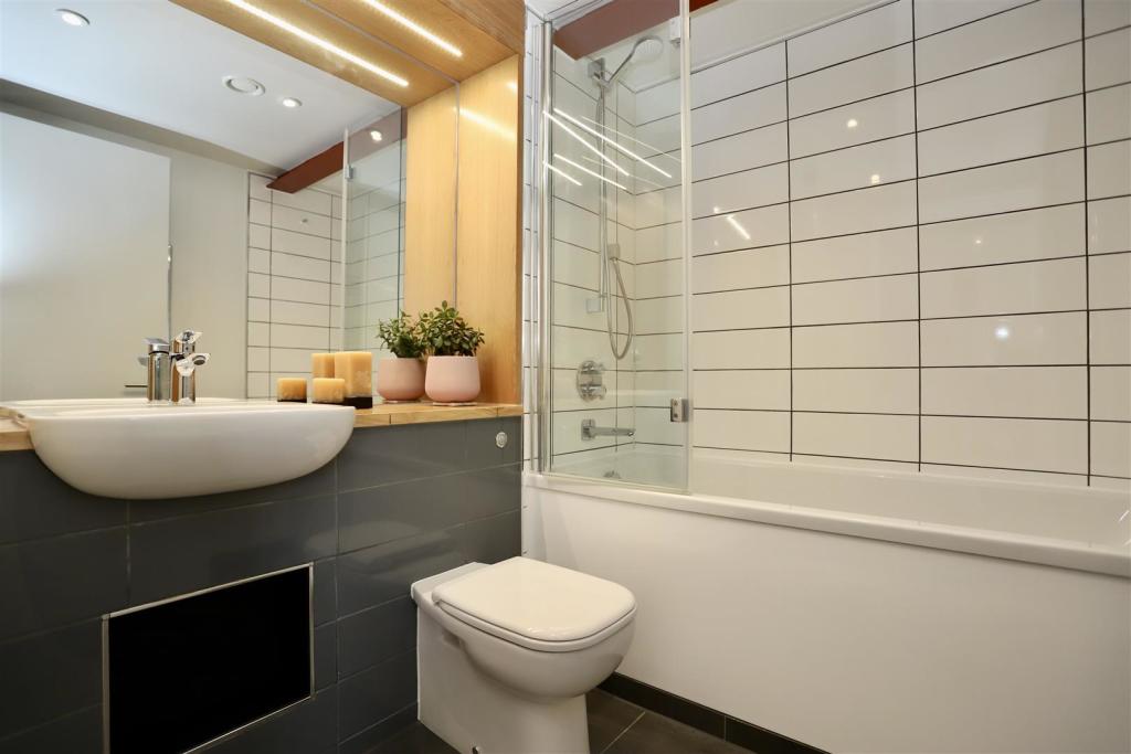 Bathroom.JPG
