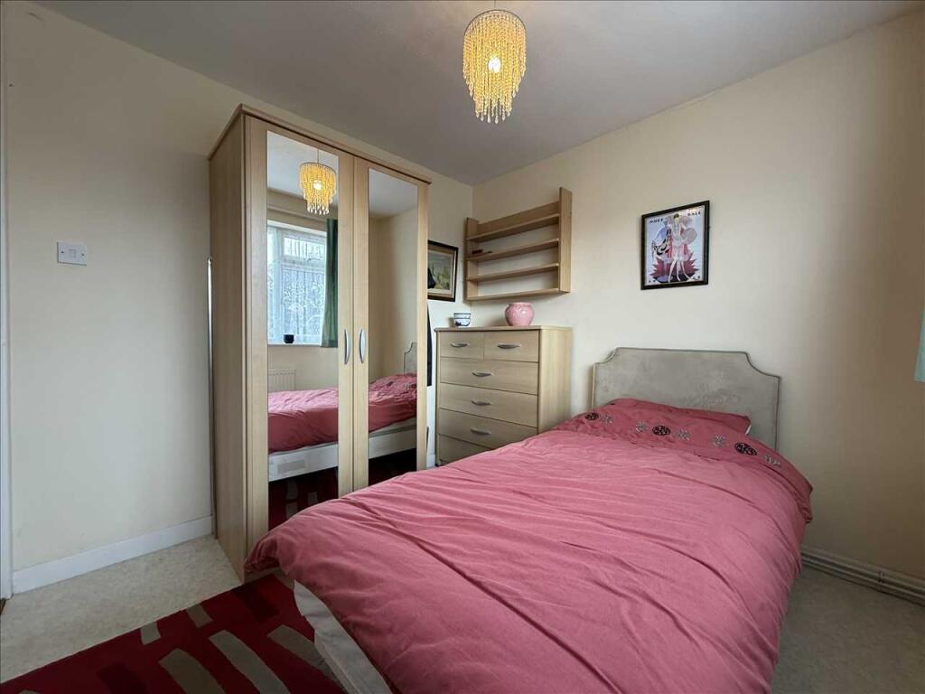 Bedroom (rear)