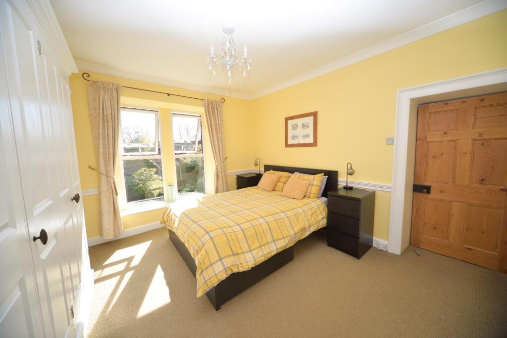 Principal bedroom 1.jpg