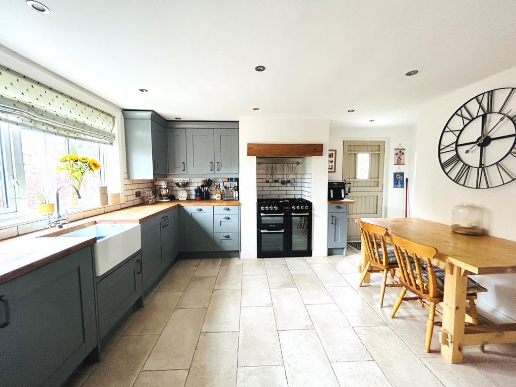 Kitchen (2).JPEG