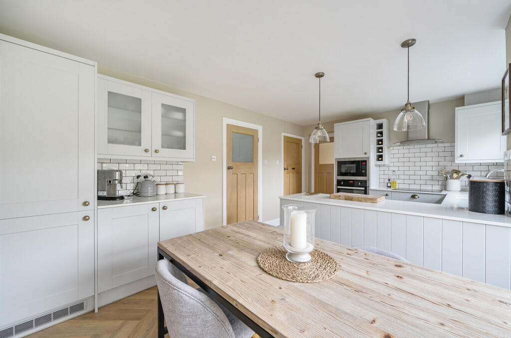 1372892-3-69038ed...