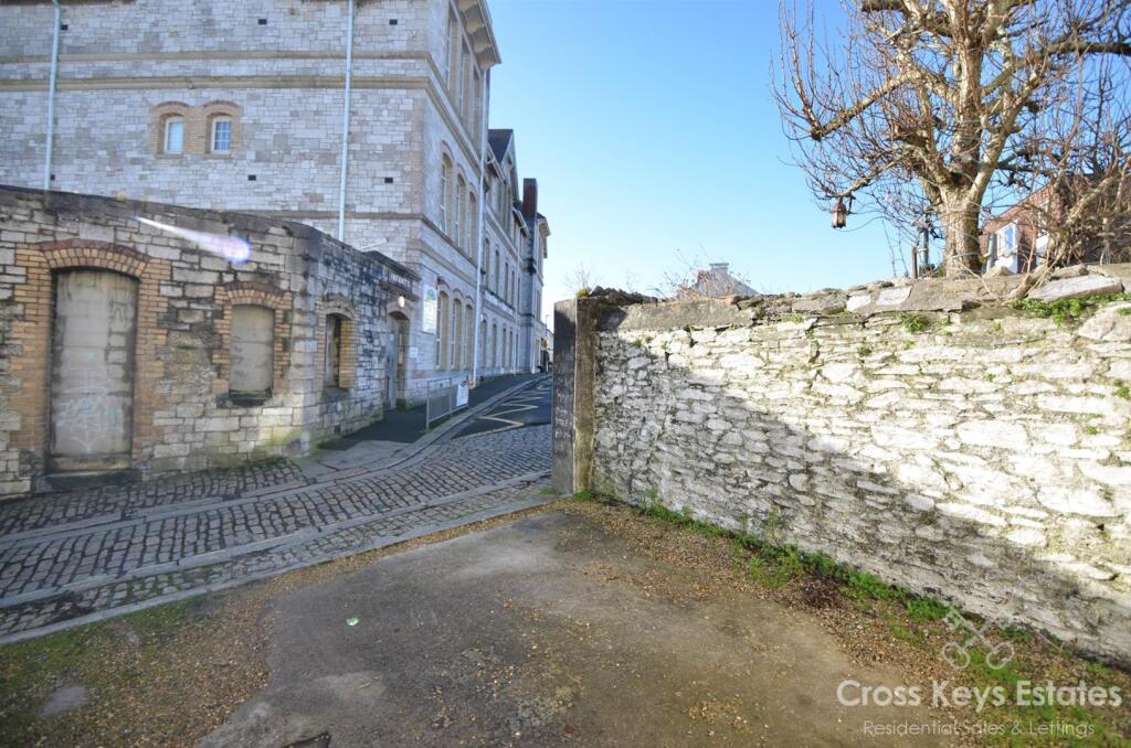 Courtyard Garden &amp; Parking