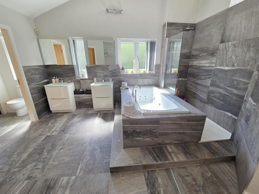 master bedroom en...
