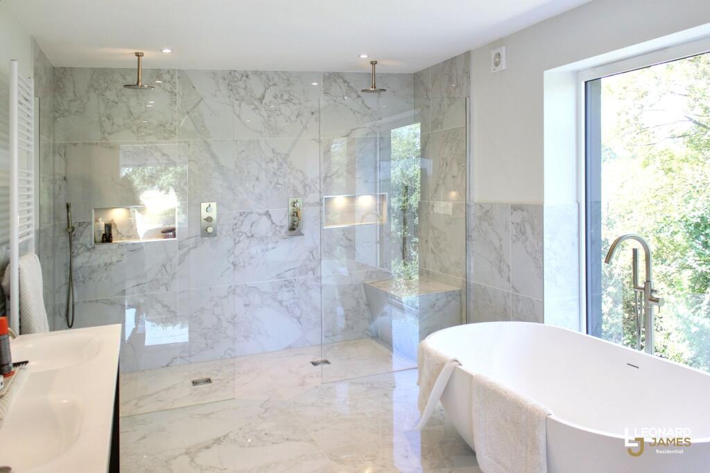 Master Bedroom En-Suite