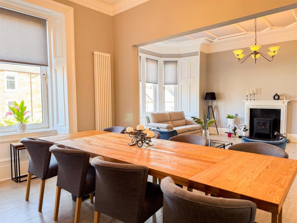 Lounge/Dine