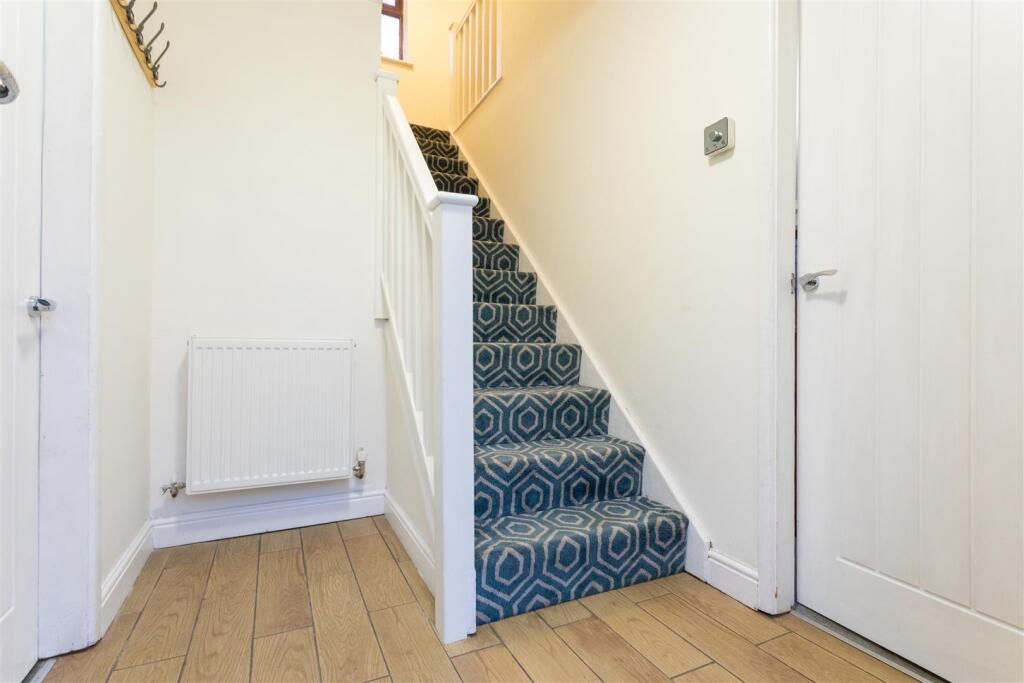 1 Redcar Close, Gedling, NG4 4EW-0018-Hall.jpg