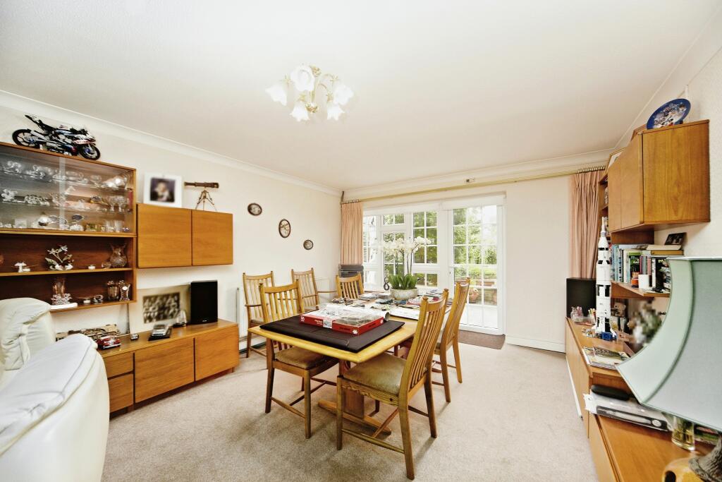 Lounge/Dining Room