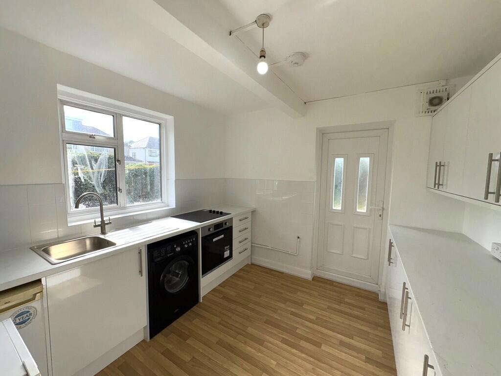 32IvyCloseKitchen...