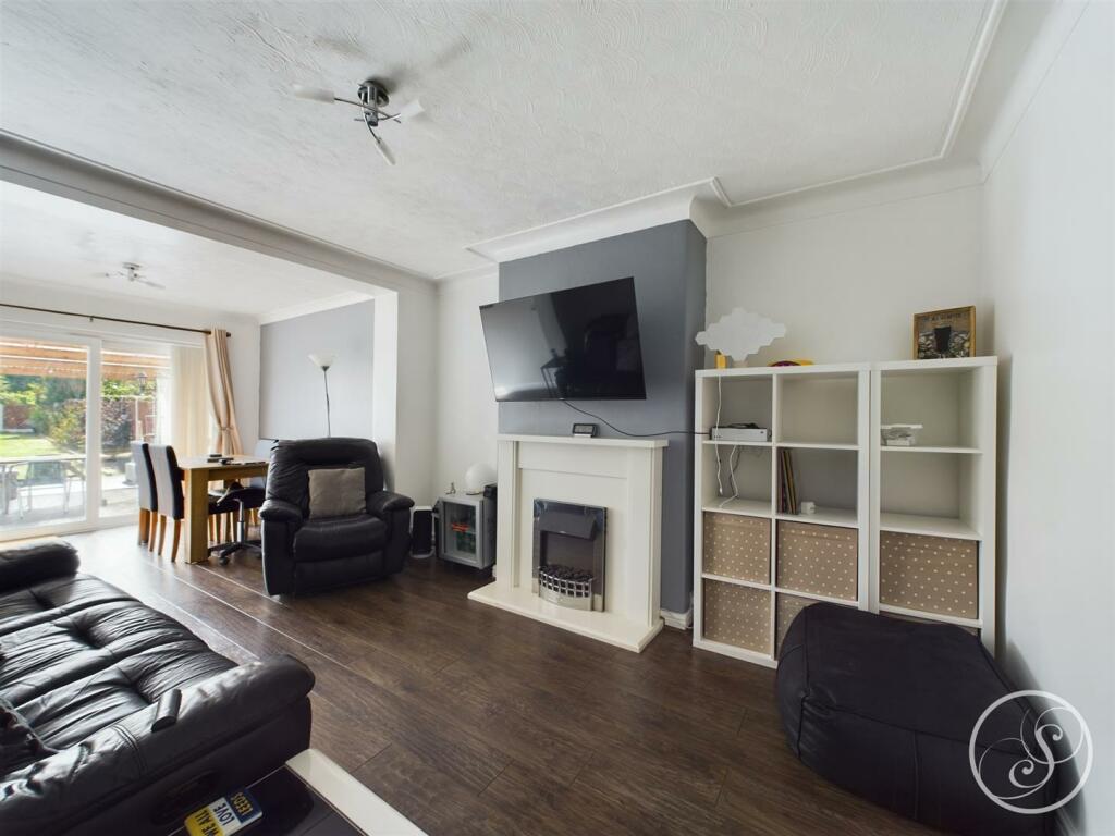 SITTING ROOM/DINING ROOM