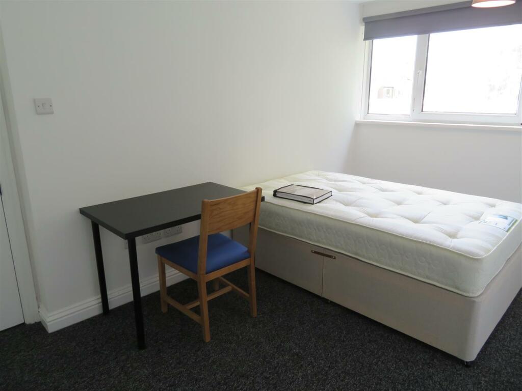 13 Milverton Bed3a.JPG