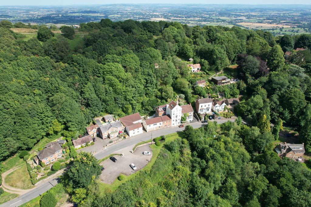 Sublime location with access on to hills