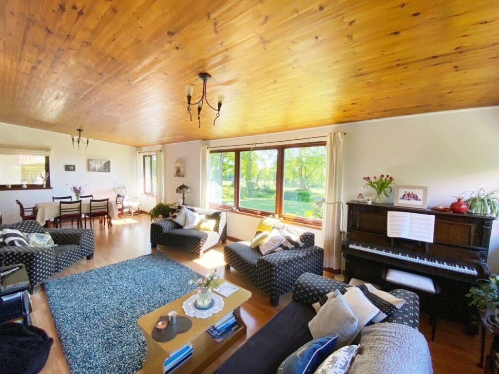 LOUNGE / DINING