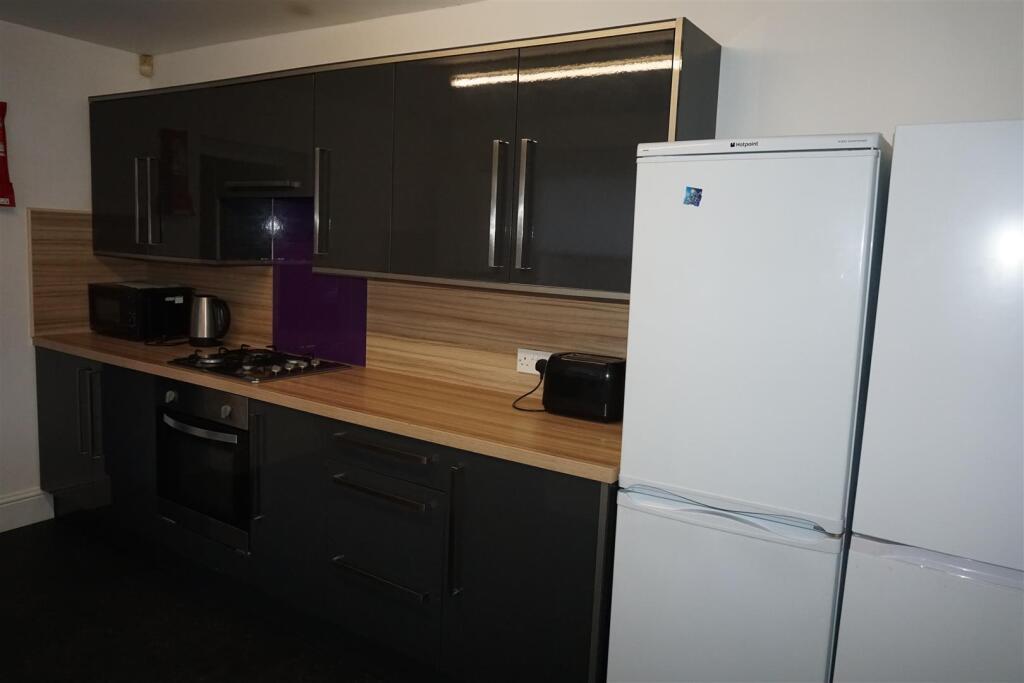 Kitchen 1.JPG