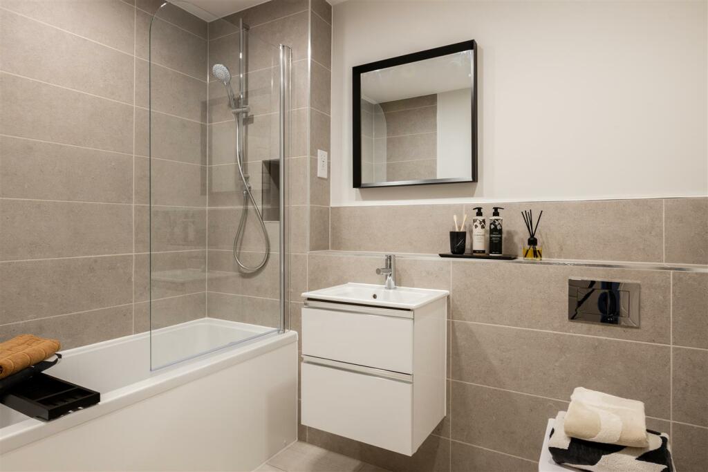 7 De Clare Court-21.jpg