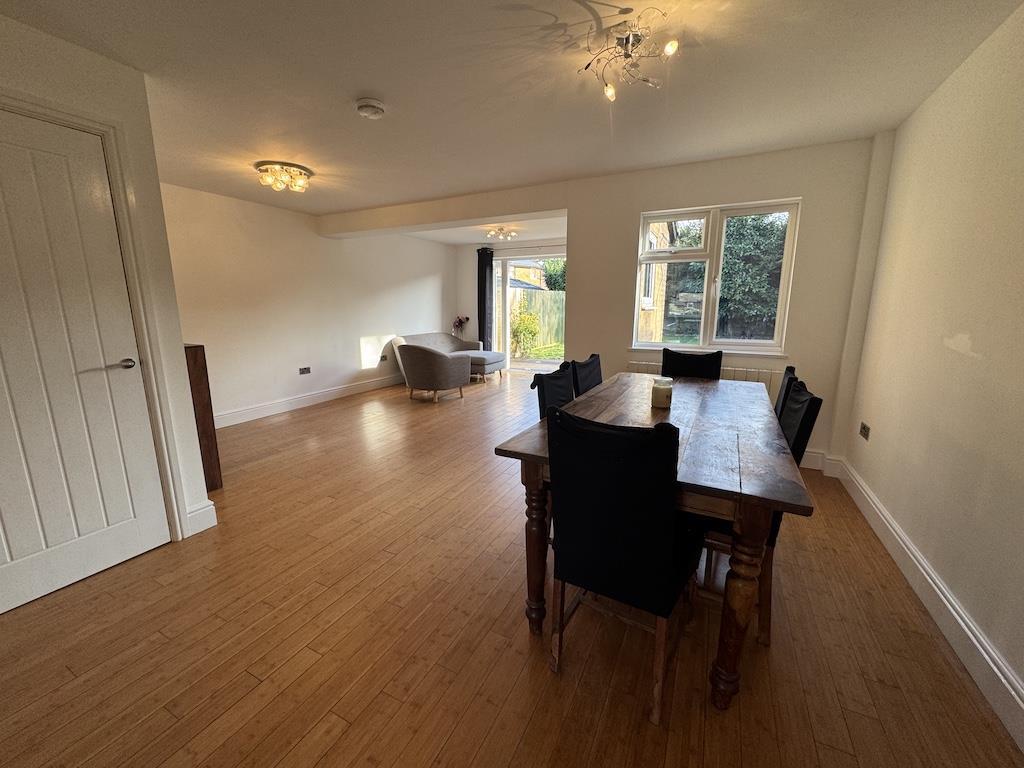 10 - Dining to Lounge.jpg