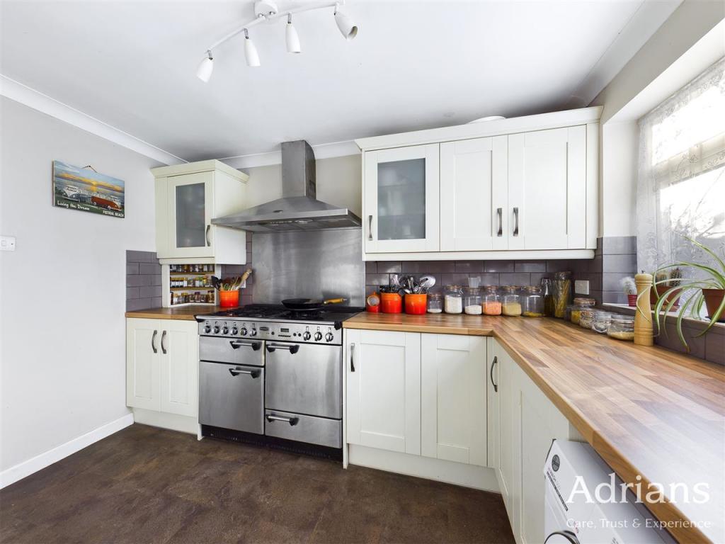 FURTHER KITCHEN AREA