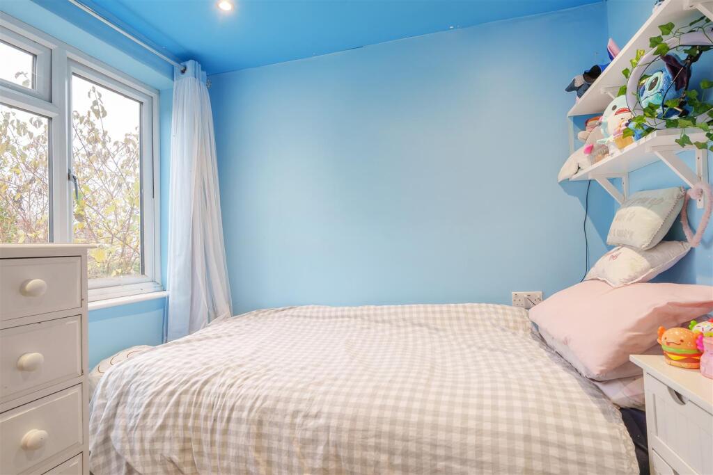 Courtlands Drive - Bed 2 b.jpg