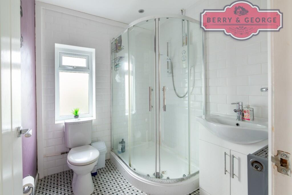 CLOAKROOM/SHOWER
