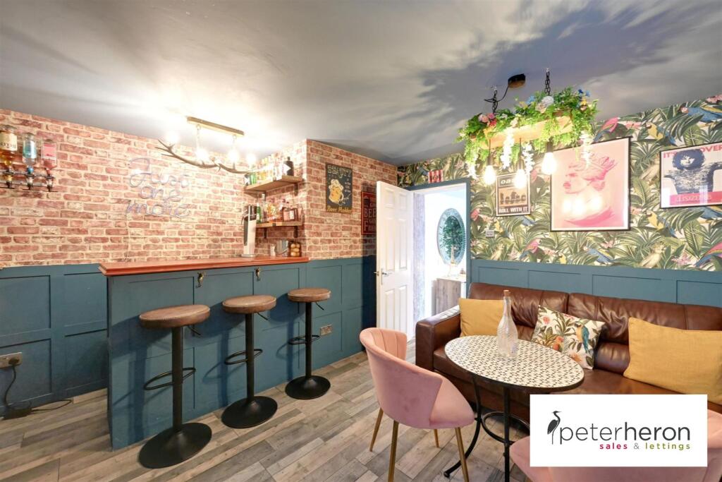 Bar/Entertaining Area